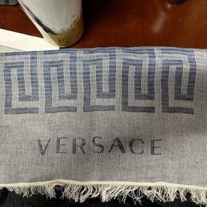 VERSACE NWT GIANNI VERSACE BLUE OMBRÉ SCARF 70x15